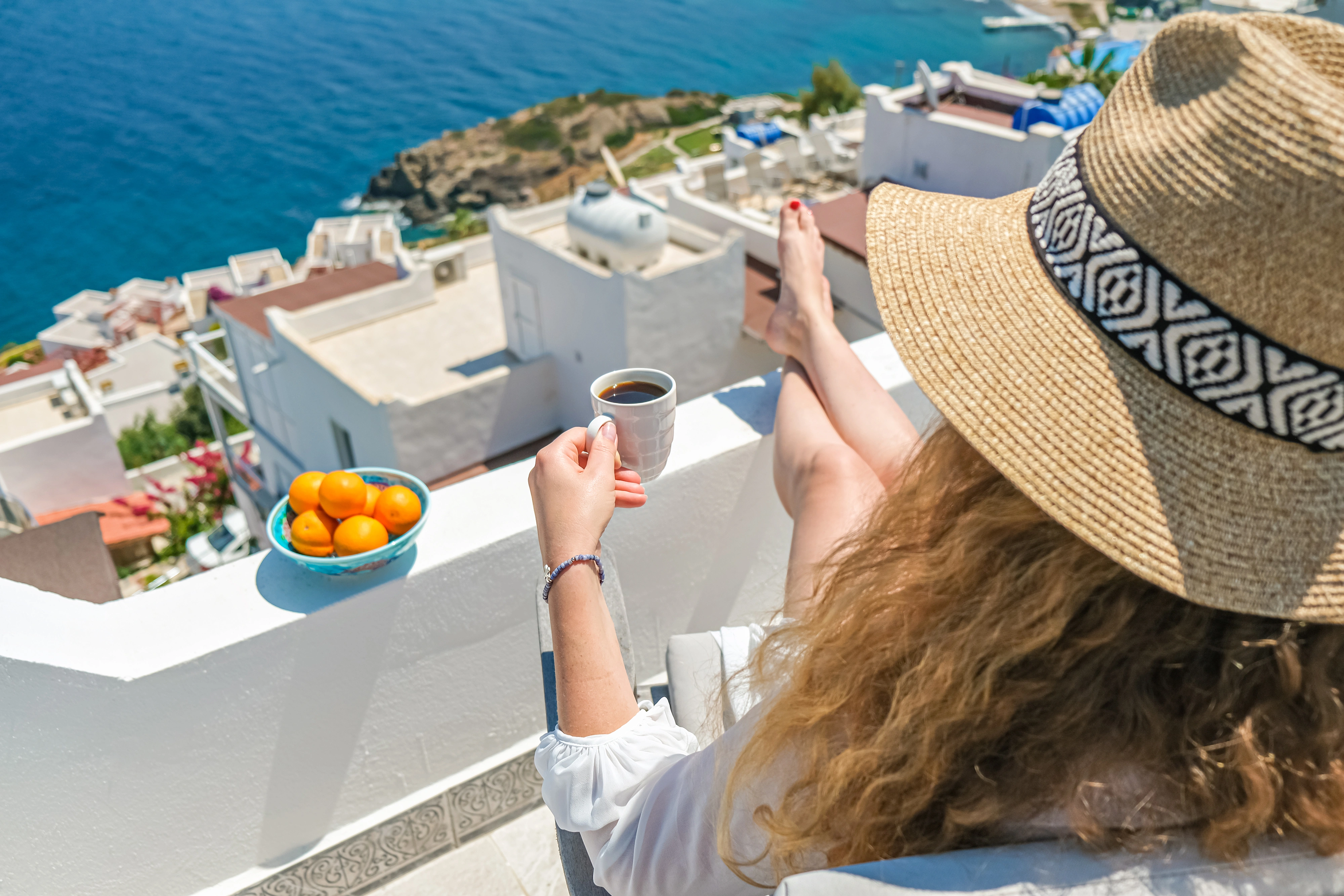 Pareja en batas de baño brindando con champán en un balcón — conserjería lifestyle.